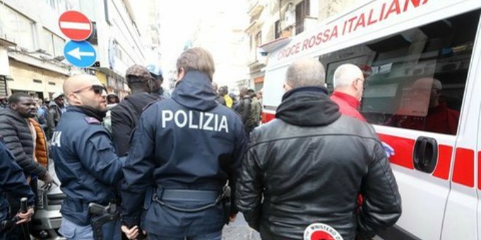 CRO 4 gennaio 2017 Sparatoria tra la folla in pieno giorno al mercatino della Maddalena, 4 feriti, una bambina al piede e tre di uomini di colore alla gamba. In foto uno dei feriti.  Newfotosud Sergio Siano