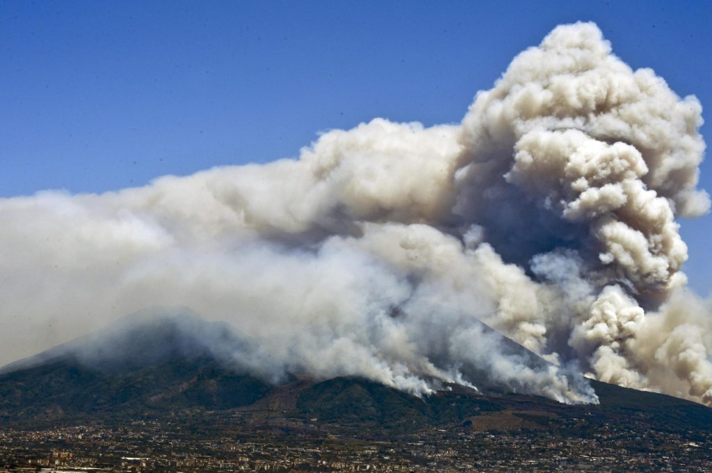 La Campania brucia e Vincenzo De Luca scompare! Grazie ai vigili del fuoco, ai carabinieri forestali e ai tanti volontari che stanno lavorando senza sosta!